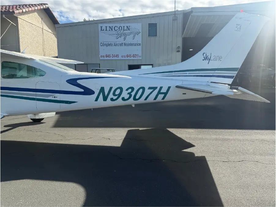 Cessna 182R - Tail