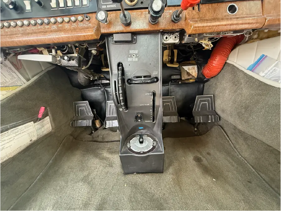 Cessna 182R - Center Console/Pedals Wide
