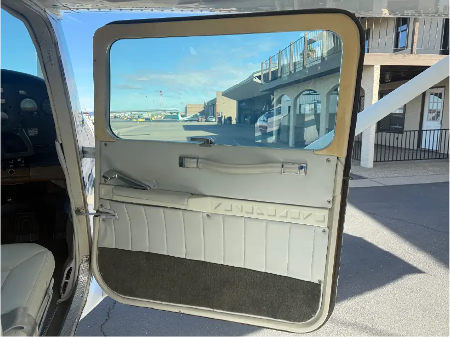 Cessna 182R - Co-Pilot Side Door