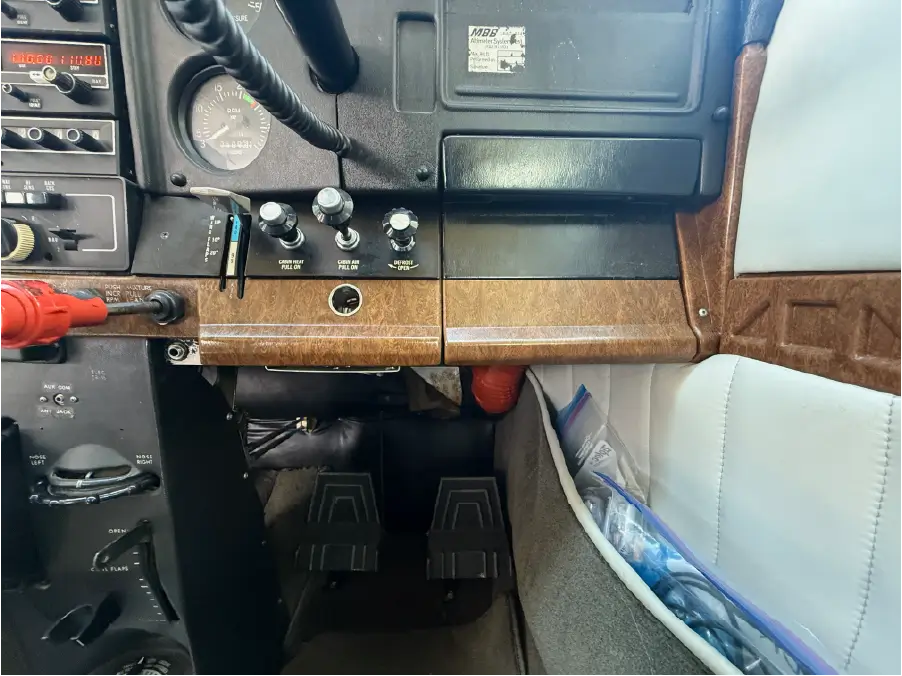 Cessna 182R - Co-Pilot Side Lower Panel
