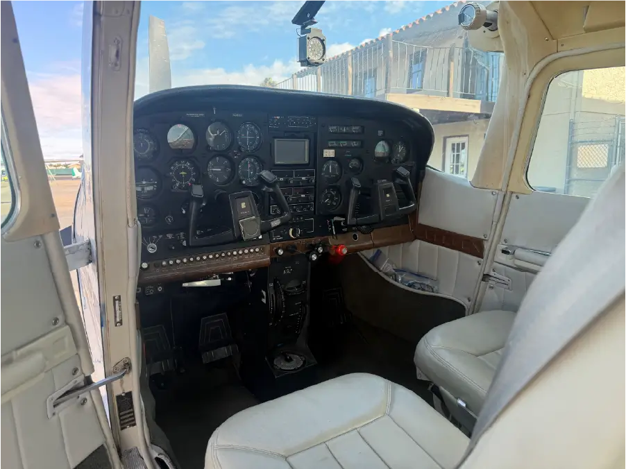 Cessna 182R - Cockpit