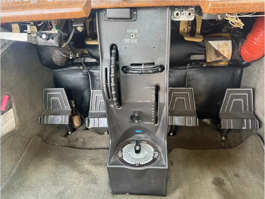 Cessna 182R - Center Console/Pedals