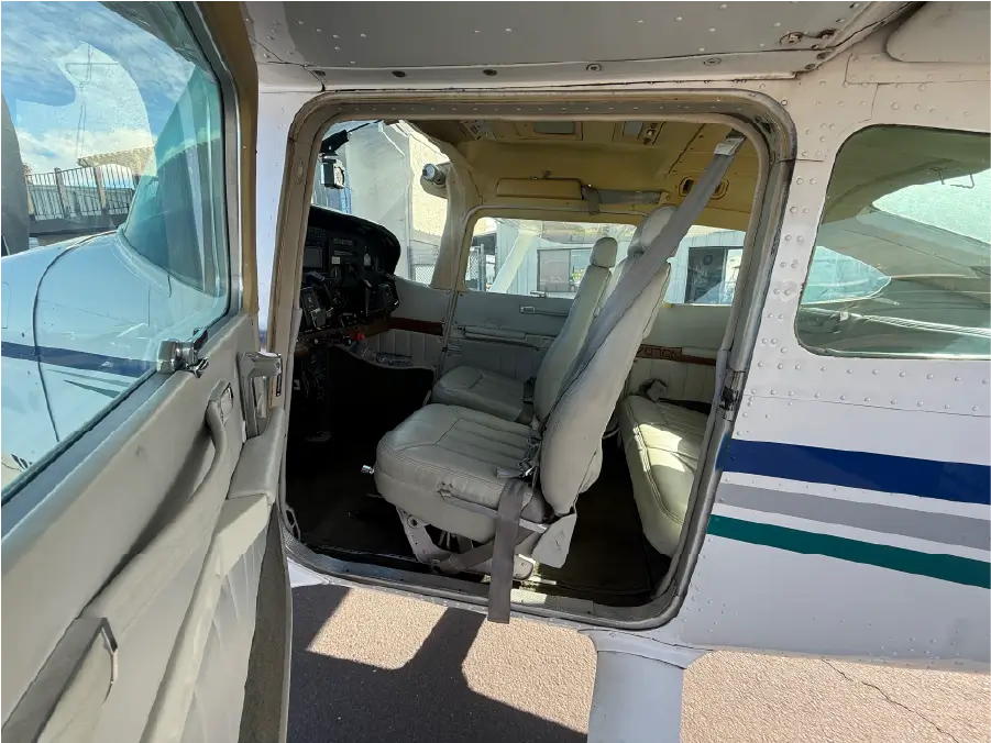 Cessna 182R - Pilot side Front Seat