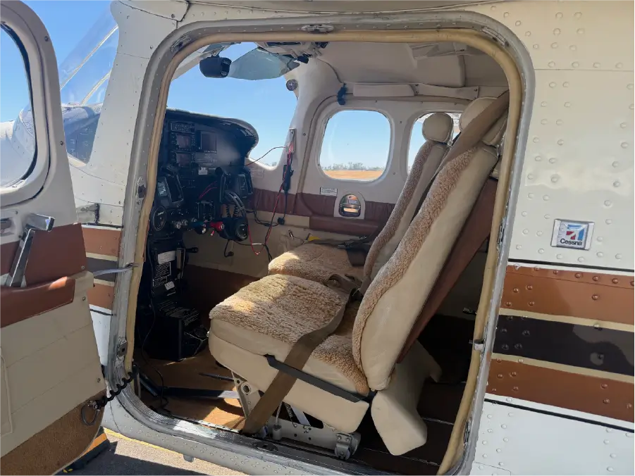Cessna P210N - Interior - Front Seats