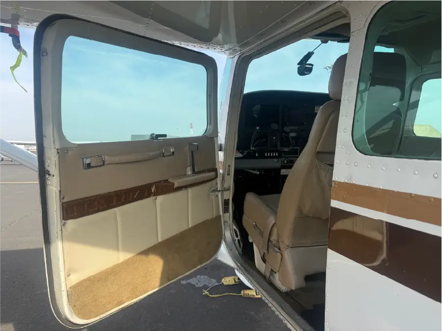 Cessna 182R - Pilot Side Door