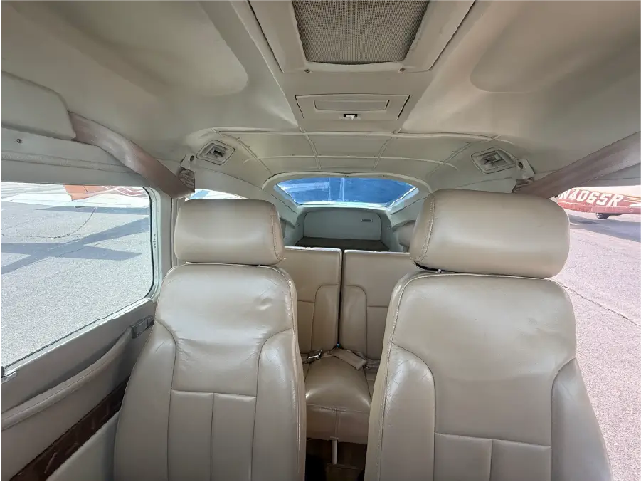 Cessna 182R - Interior View