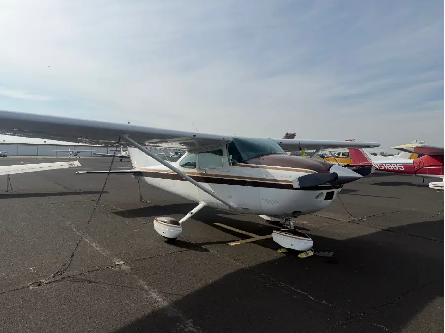 Cessna 182R - QTR Front Co-Pilot Side View