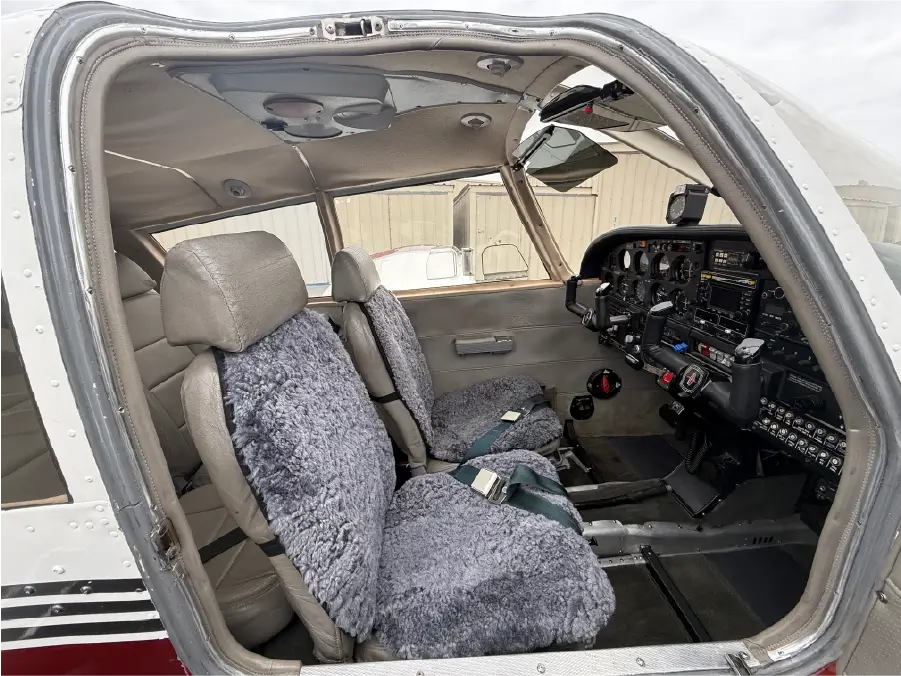 Piper Arrow - Front Seats