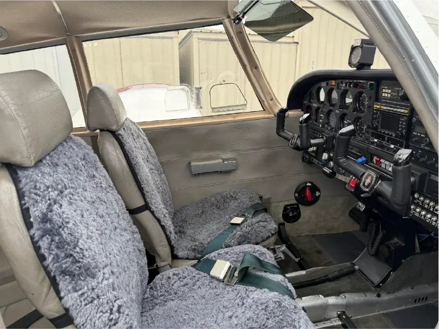 Piper Arrow - Interior Front Seats