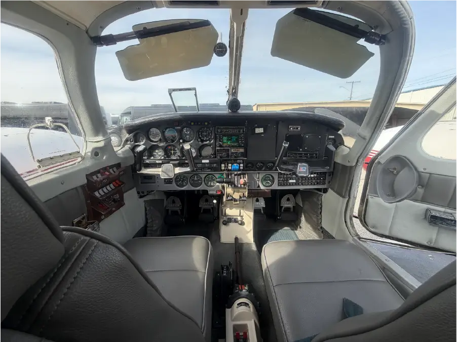 Piper Seneca - Cockpit 2