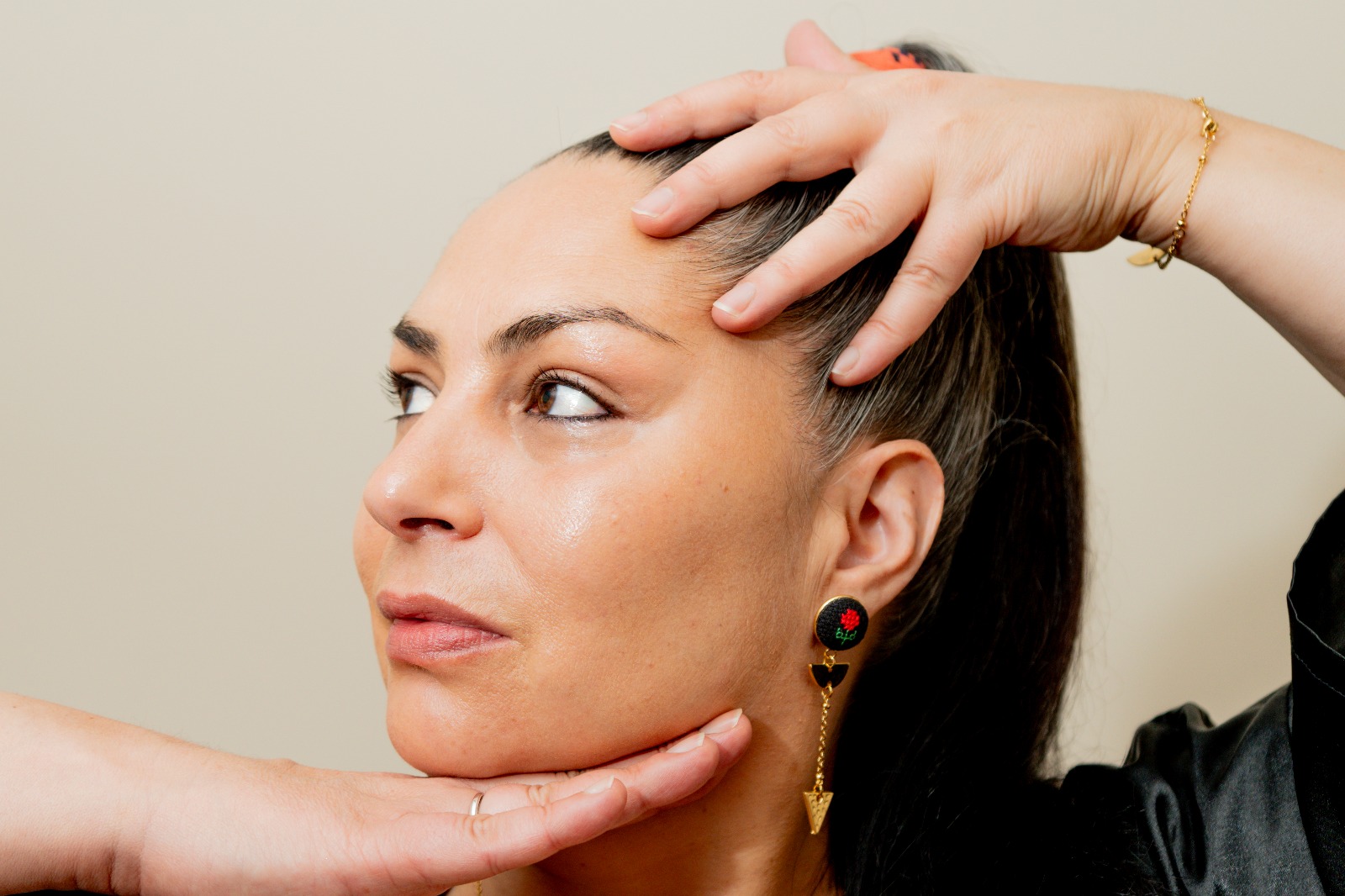 Александра е сертифицирана е като холистичен бюти терапевт и треньор по йога за лице от Centre of Excellence във Великобритания, с международна акредитация от CPD. Завършва и преподавателска квалификация по йога в Нов български университет през 2015 година, а по-късно преминава и допълнително онлайн обучение в Индия. Има и специализация за ранно разпознаване на рак на кожата, получена чрез британската организация MASCED.