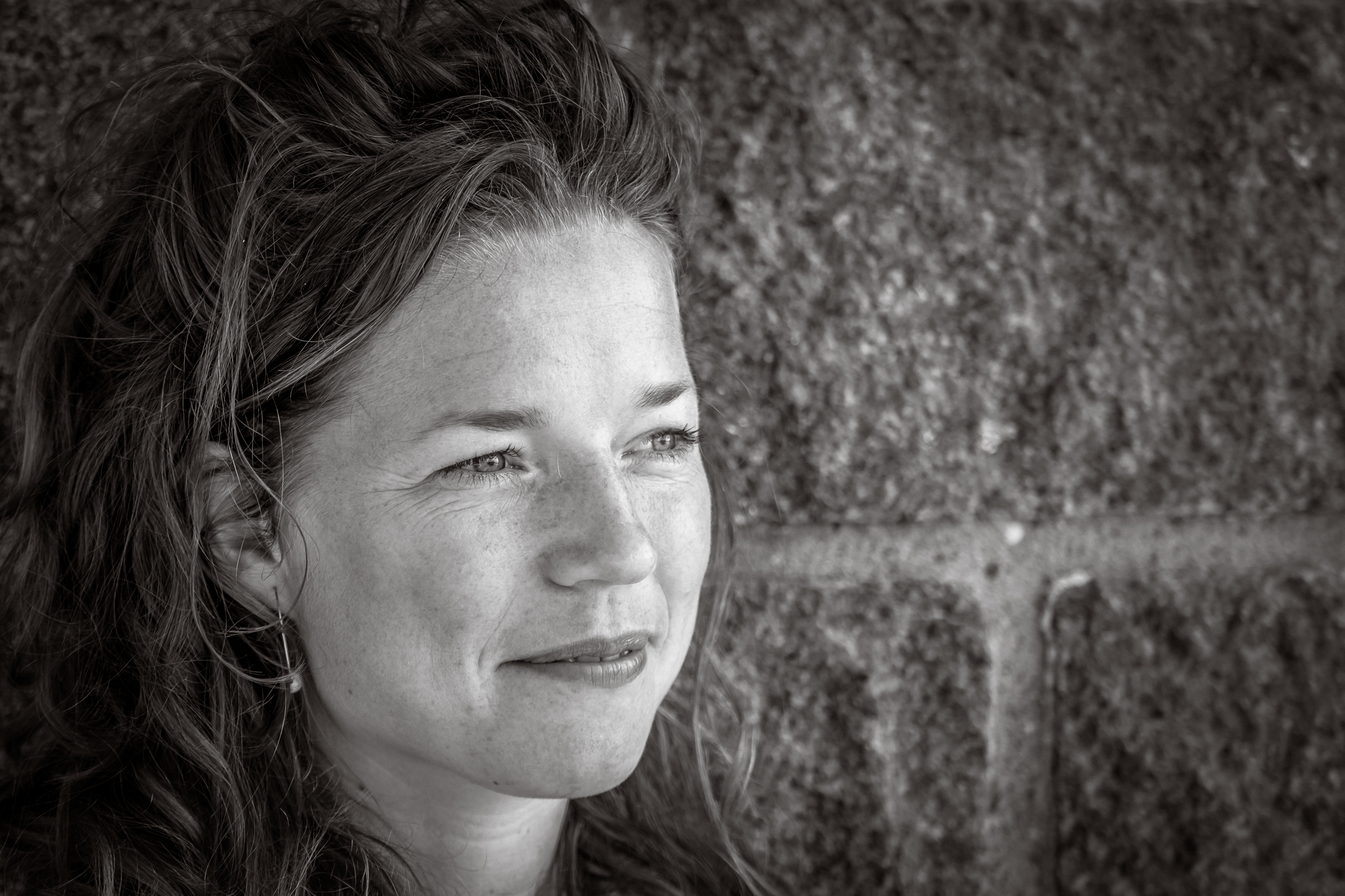 Mijn naam is Rianne Toenhake, oprichtster van Dokter Rianne, arts en ervaringsdeskundige op het gebied van vrouwengezondheid, hormonale balans en energiehuishouding.