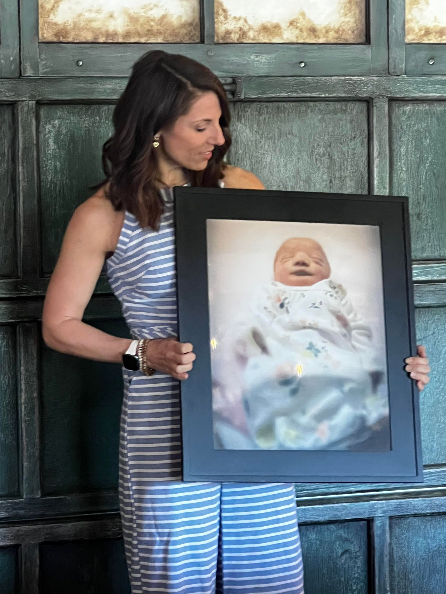 lisa holding frame