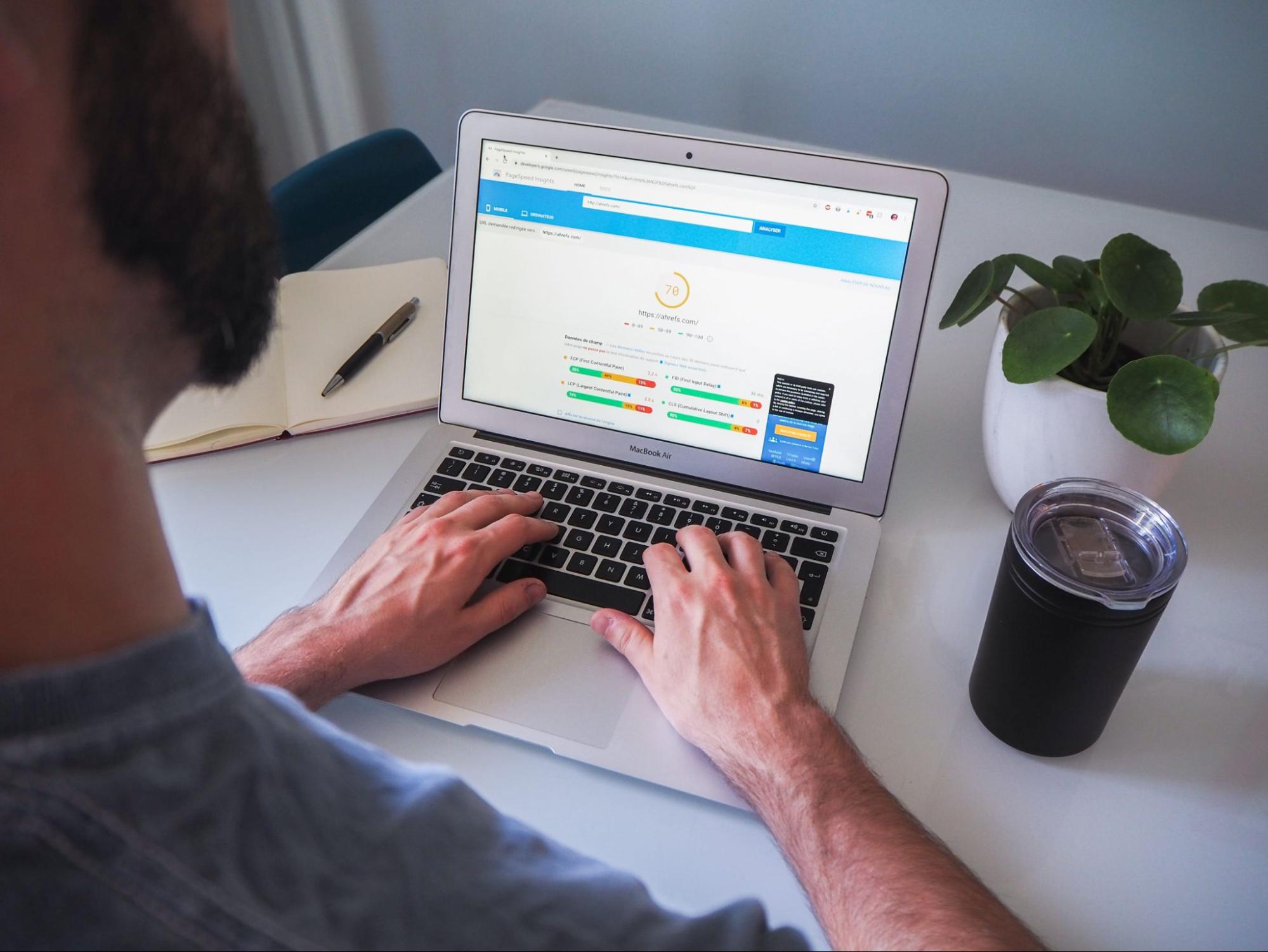 optimiser le site web pour les moteurs de recherche et attirer plus de trafic