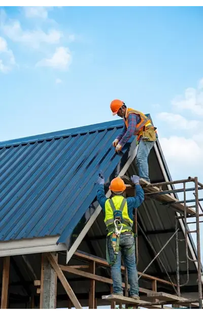 Fachkraft bei Dacharbeiten