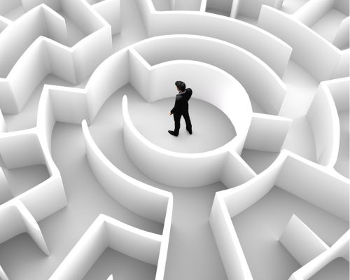 Uomo in abito formale confuso al centro di un labirinto 3D bianco, concetto di sfida e soluzione di problemi.