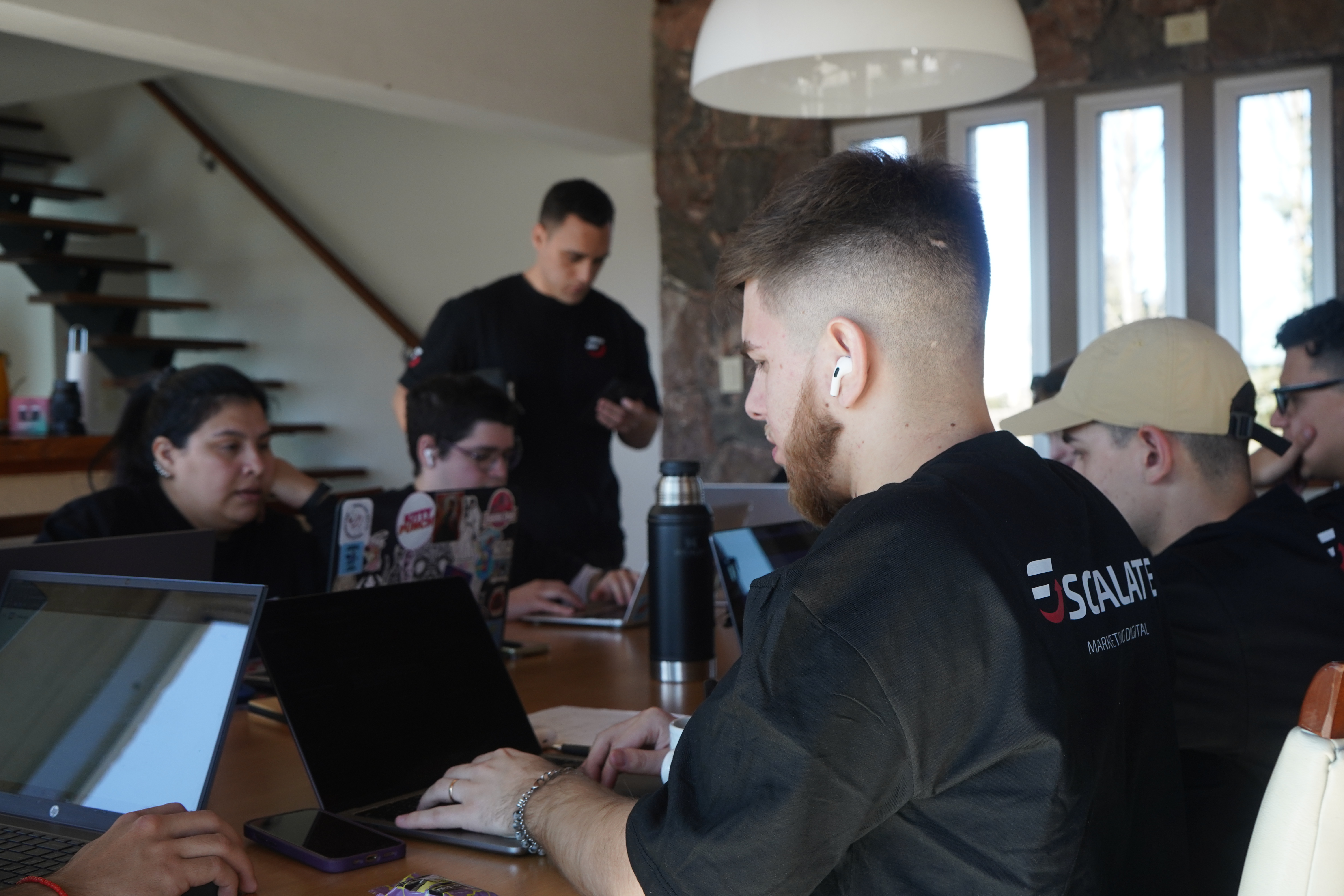 Equipo Escalate brainstorming