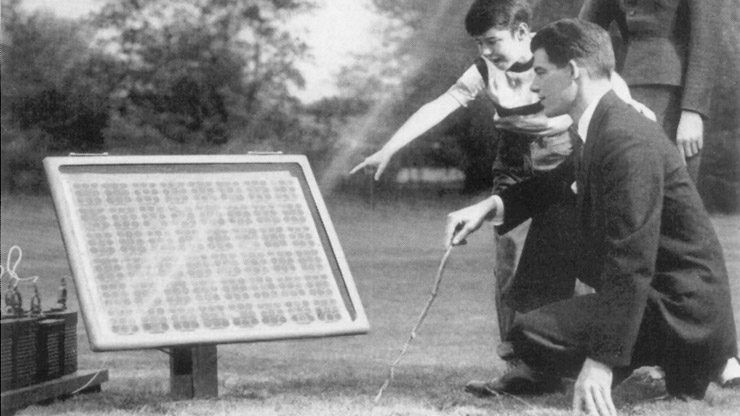 Storica dimostrazione di un pannello solare negli anni '50, prime sperimentazioni fotovoltaiche