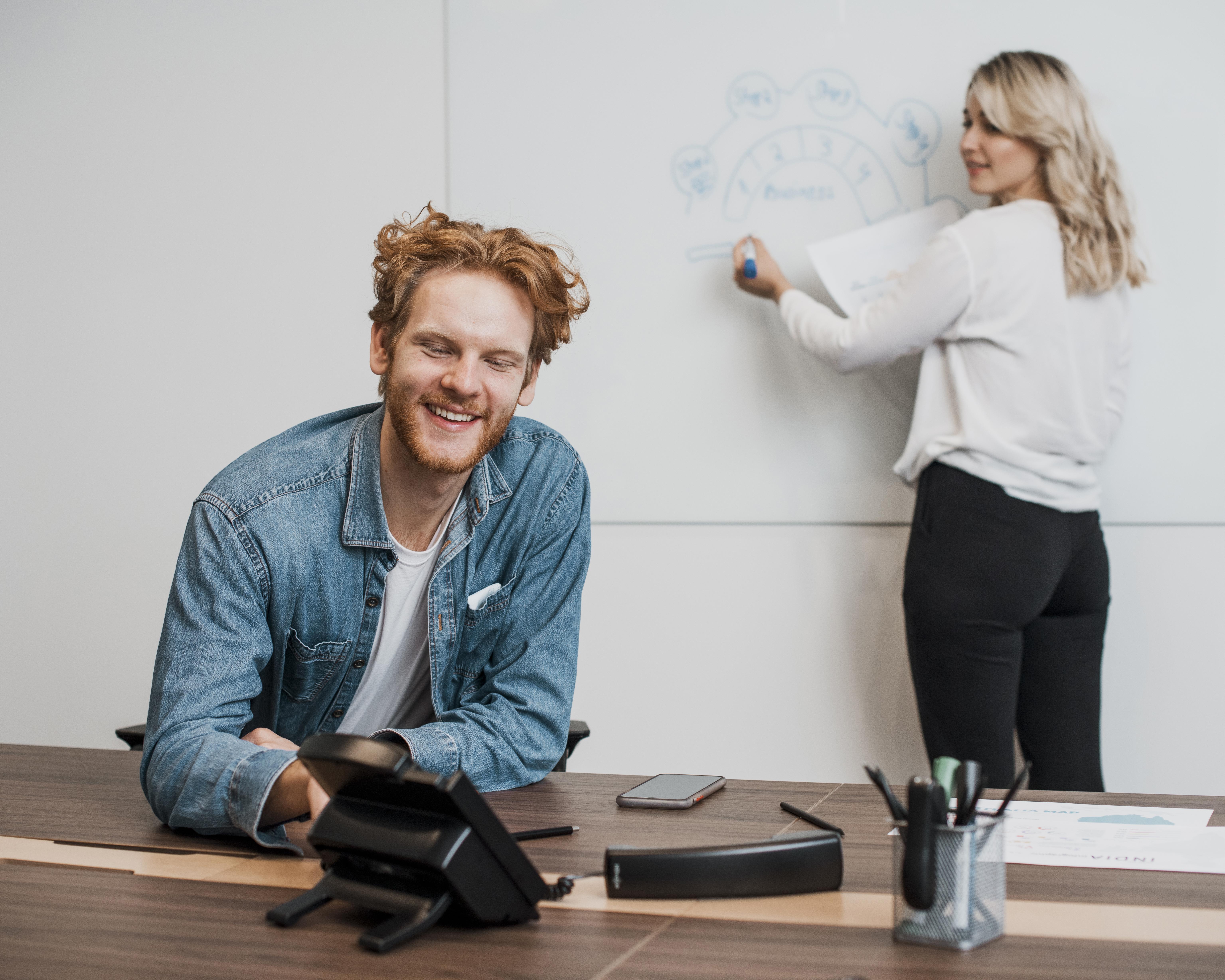 Personas en una sesión de coaching con una pizarra blanca