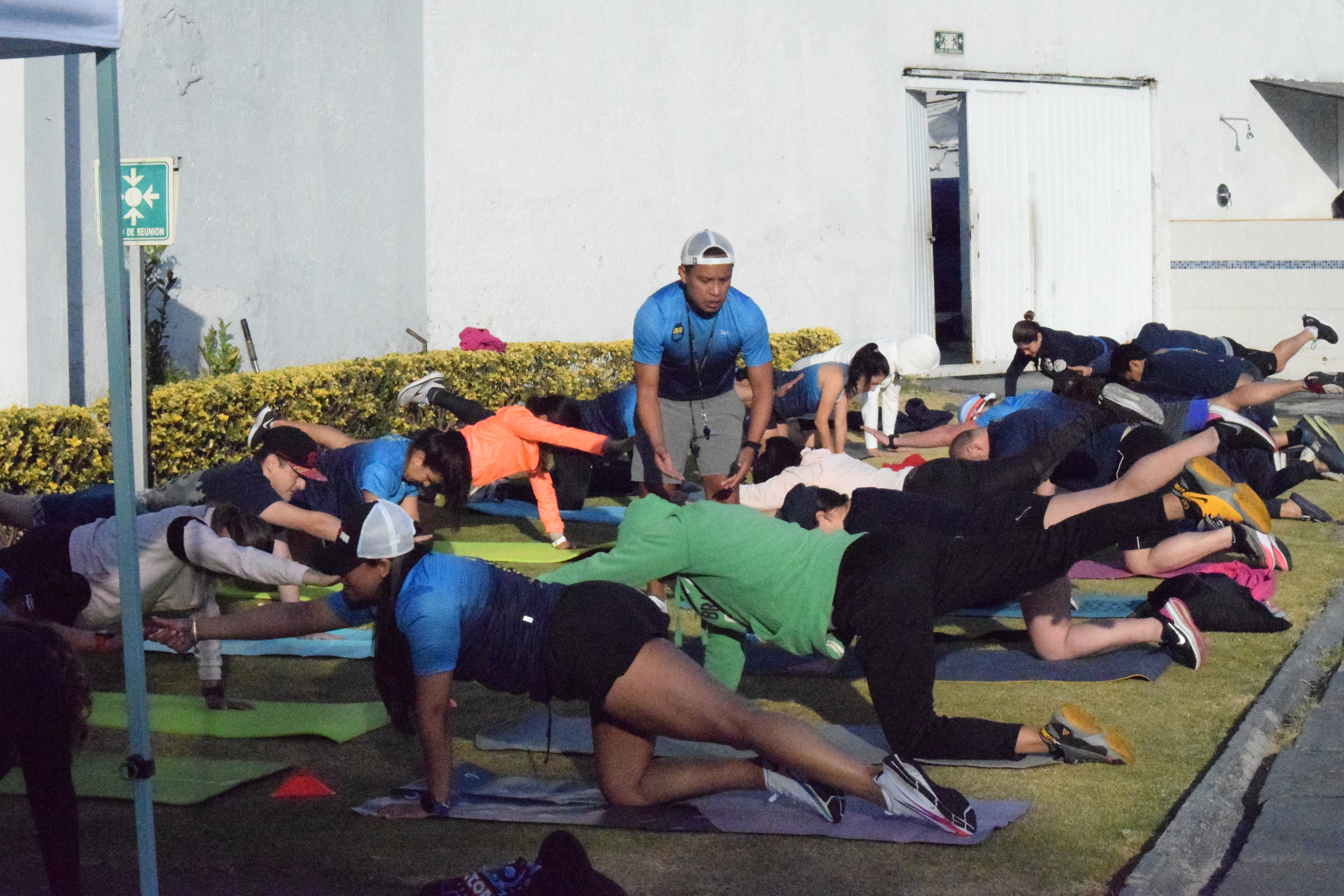 Entrenador de atletas dando una clase de acondicionamiento fisico. Entrenador de atletas dando una clase de acondicionamiento fisico.