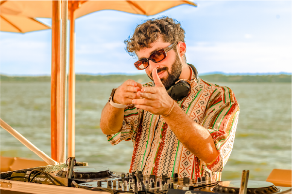 DJ en vivo durante el festival Endless Summer en Wala Beach Club, con público disfrutando al atardecer frente al mar Caribe. DJ en vivo durante el festival Endless Summer en Wala Beach Club, con público disfrutando al atardecer frente al mar Caribe.