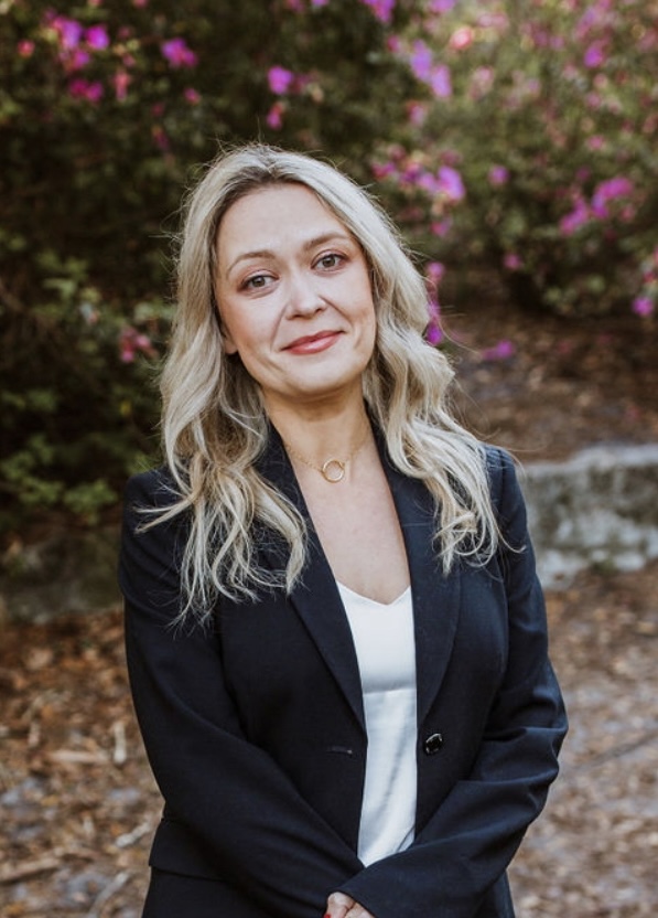 Capturing Confidence: A Photographers Guide to Stunning Headshots for Women in Business