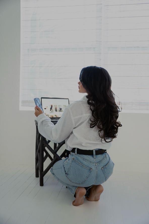 Nicole Leon at her laptop