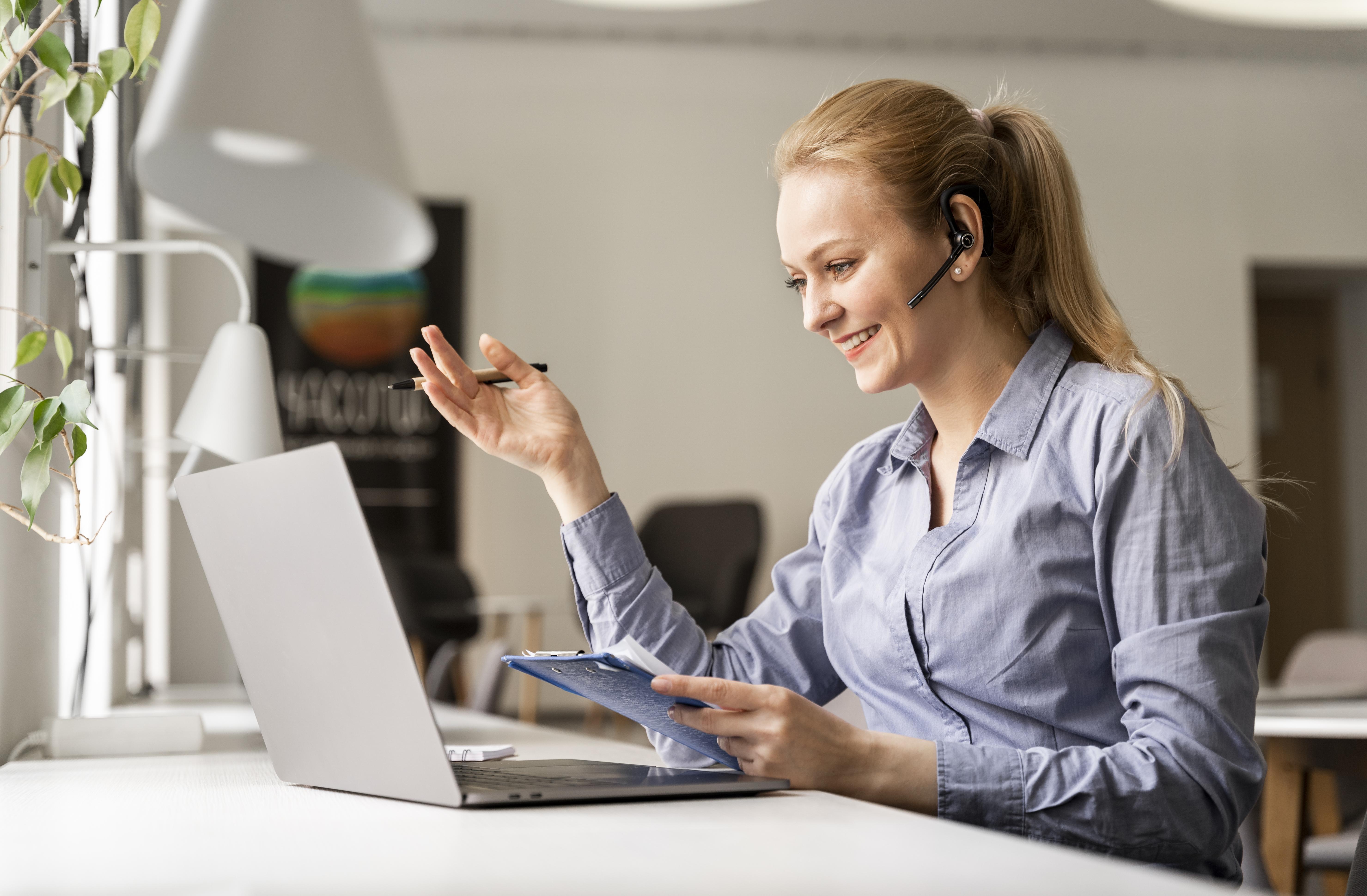 Graphic of a virtual assistant, highlighting their role as a remote professional who provides administrative, technical, or creative support to businesses and individuals.