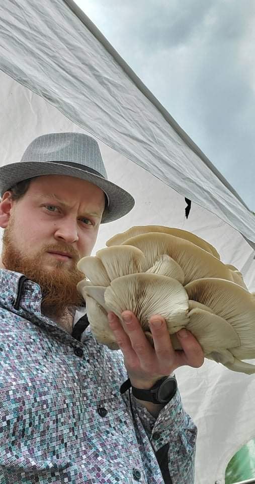 Jérémy Leblanc, cofondateur de CulturaShop, tenant une trousse de culture de champignons, symbole de son engagement et de sa passion pour la culture des champignons.