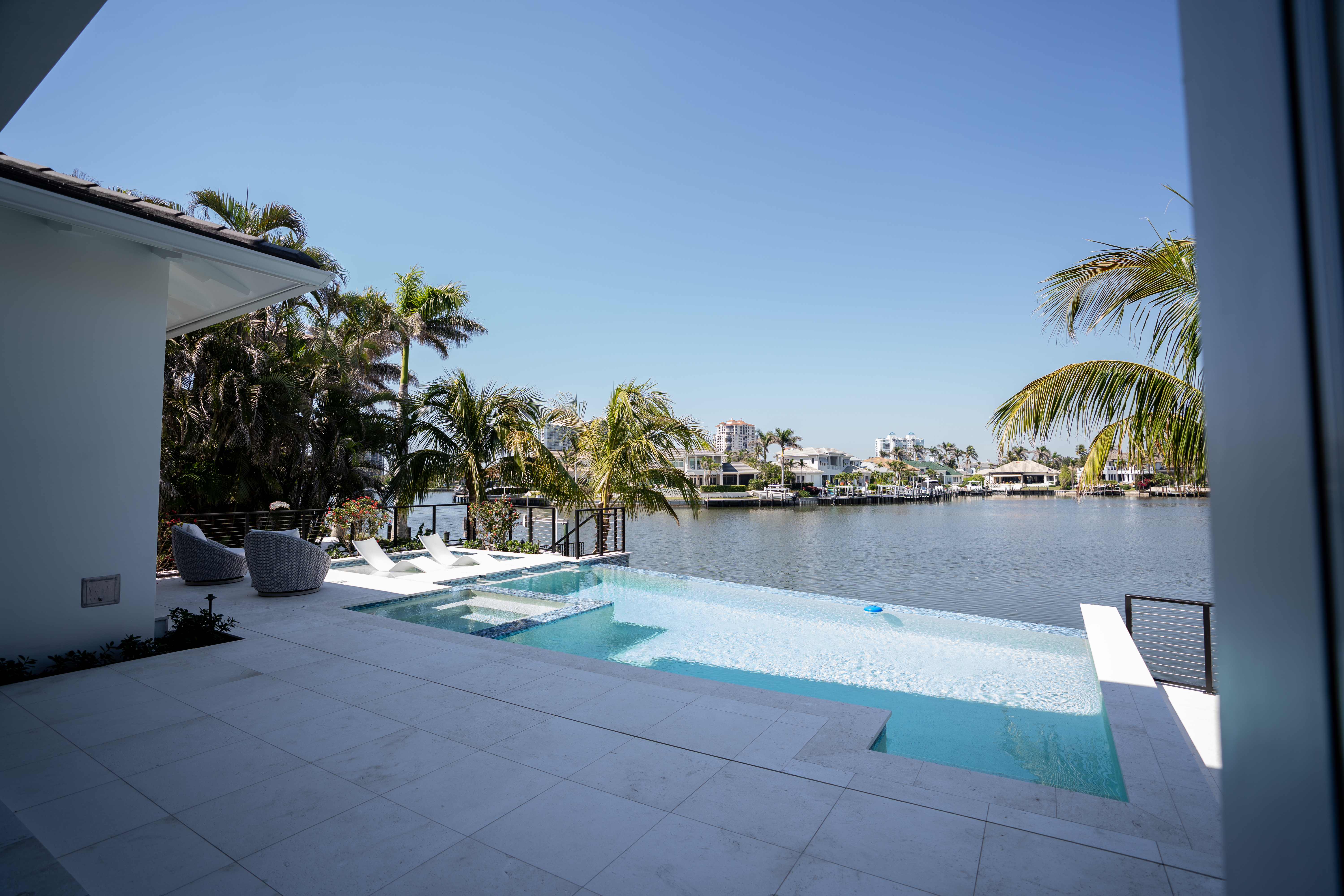 Automated lighting system in the Naples villa
