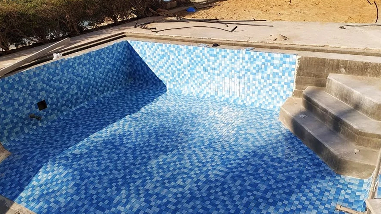 Swimming pool contractors near me