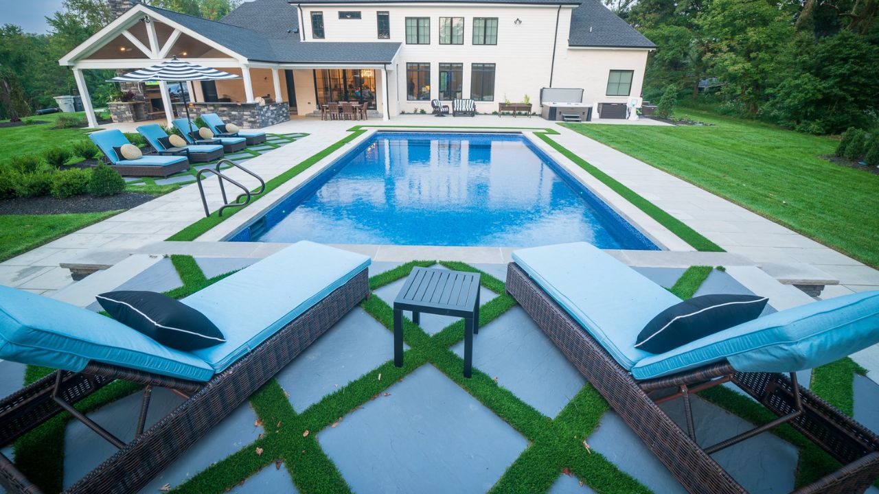 custom fiberglass swimming pools