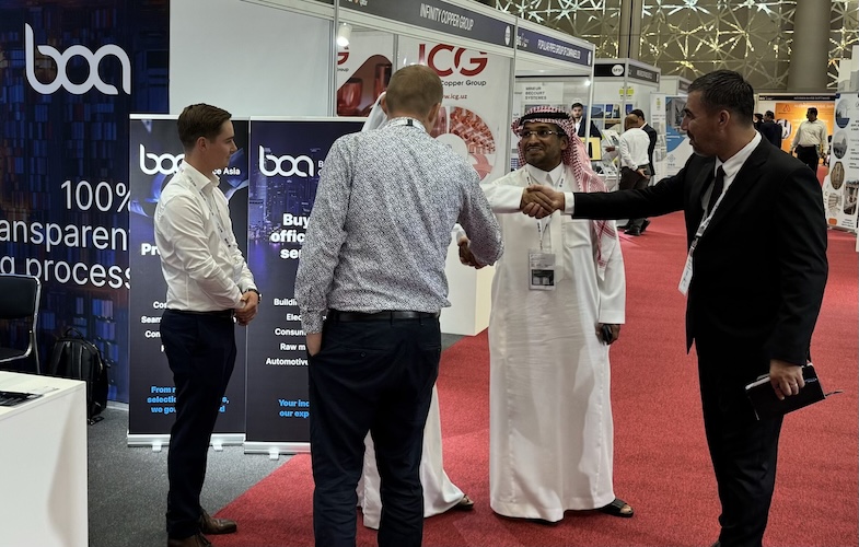 Buying Office Asia representatives shaking hands with China Homelife Dubai Exhibition visitors Buying Office Asia representatives shaking hands with China Homelife Dubai Exhibition visitors