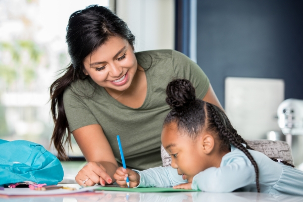Mother and daughter engaging in creative activity, with the mother encouraging her child while they draw together, emphasizing positive reinforcement and emotional support. Mother and daughter engaging in creative activity, with the mother encouraging her child while they draw together, emphasizing positive reinforcement and emotional support.
