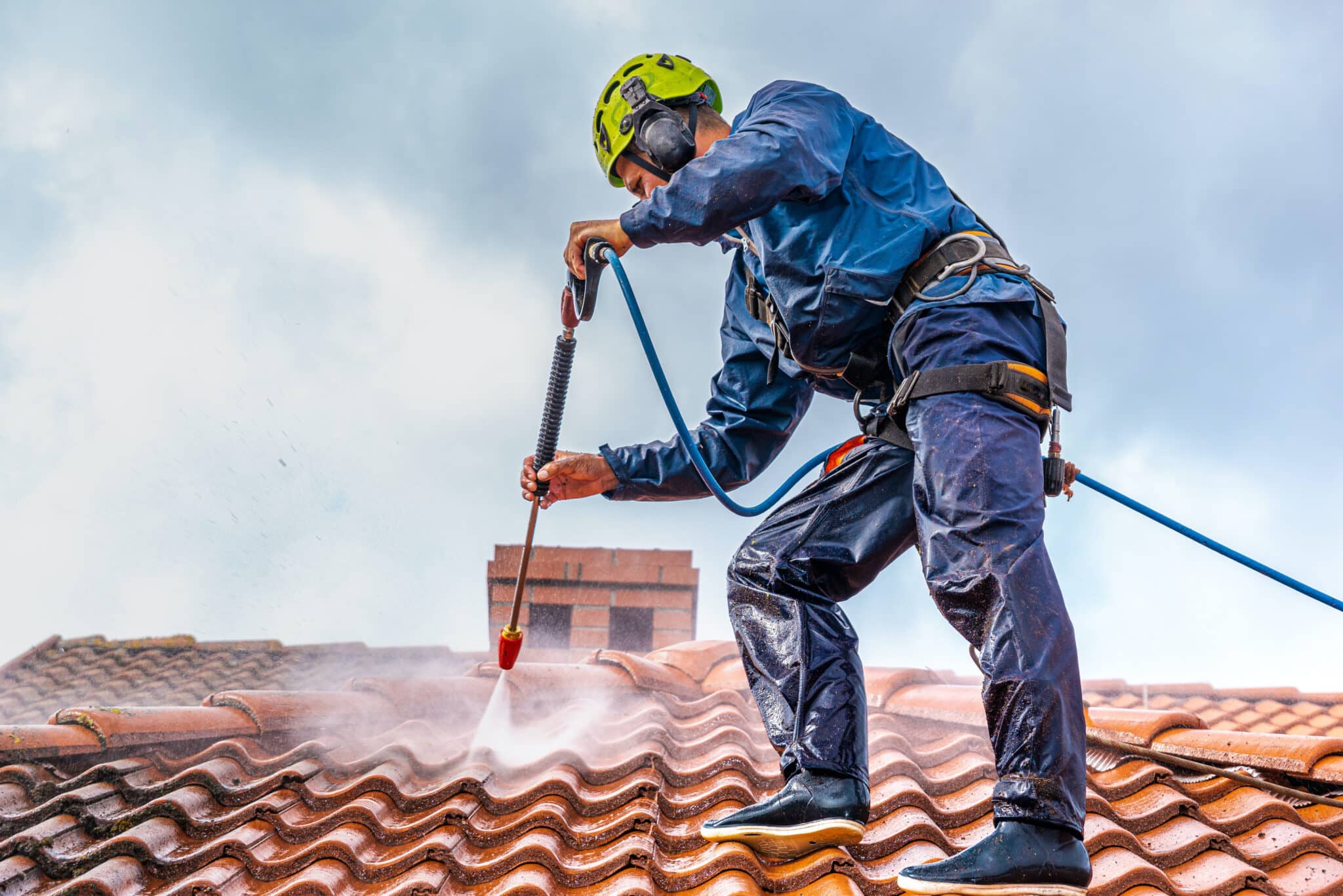 an expert contractor washing the roof