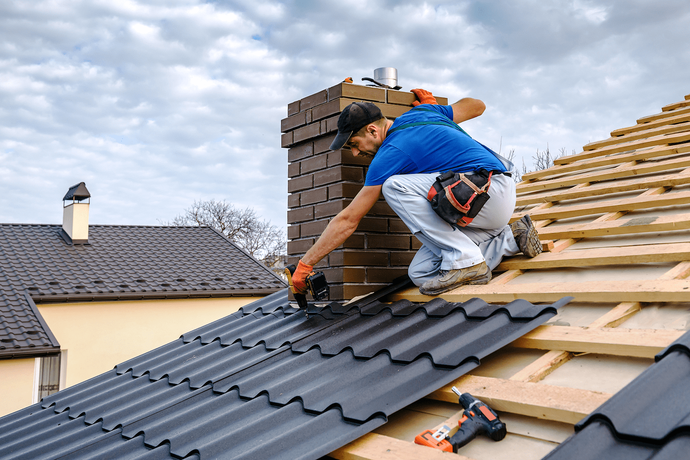 an expert contractor fixing the roof