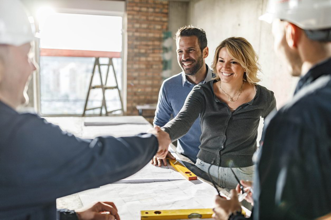 an expert contractor and the client shaking hands