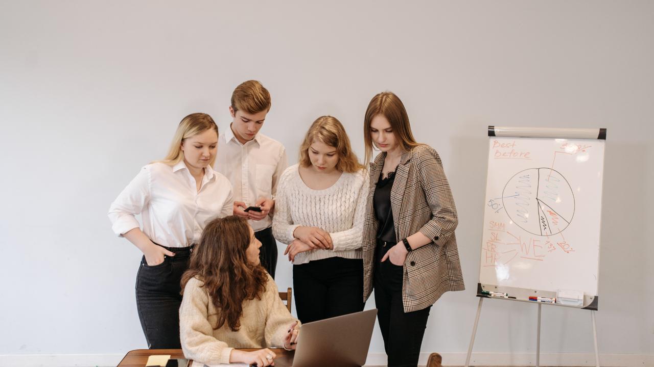Mujer trabajando en laptop