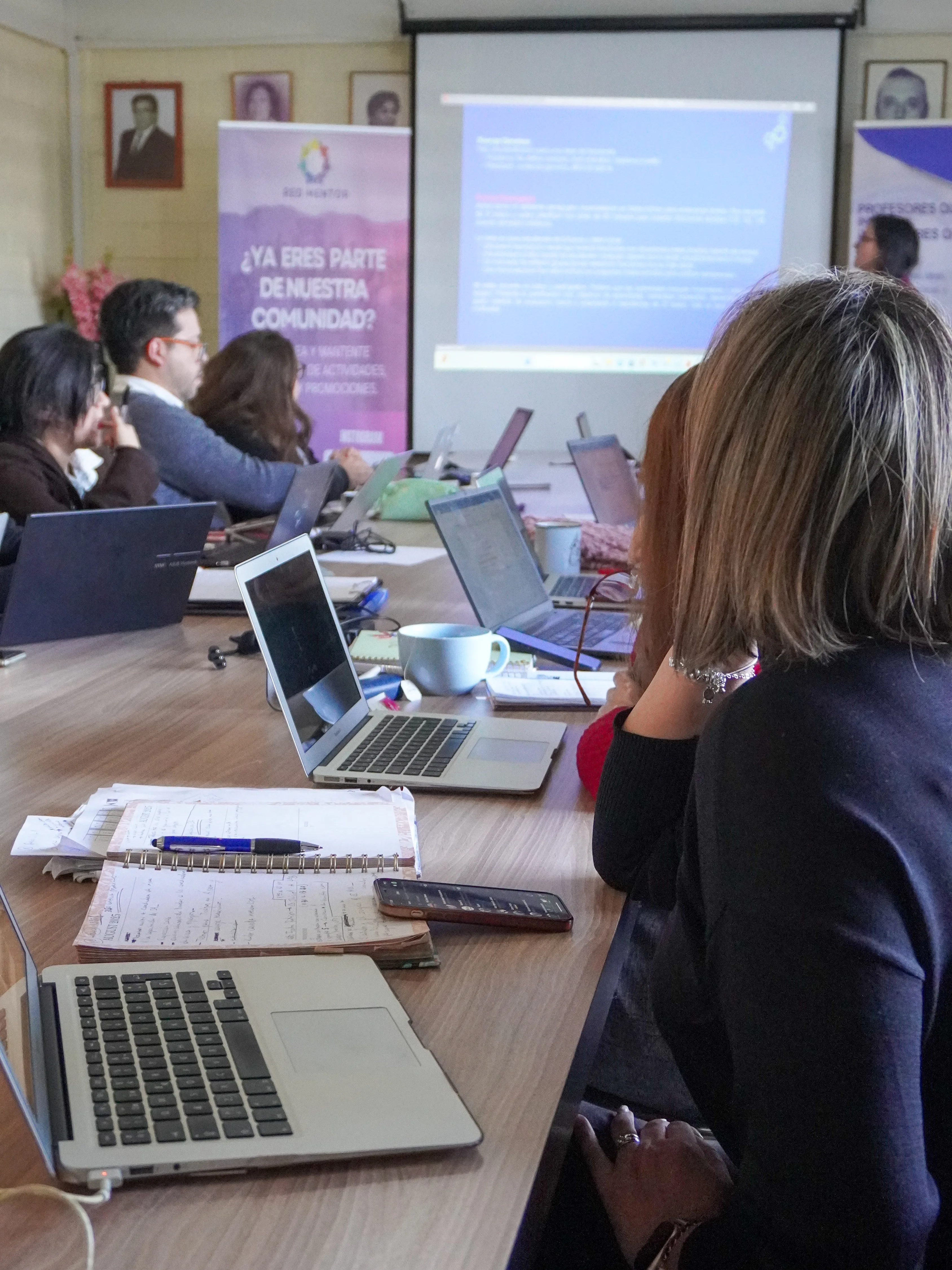 Docentes trabajando con IA en Kingston College