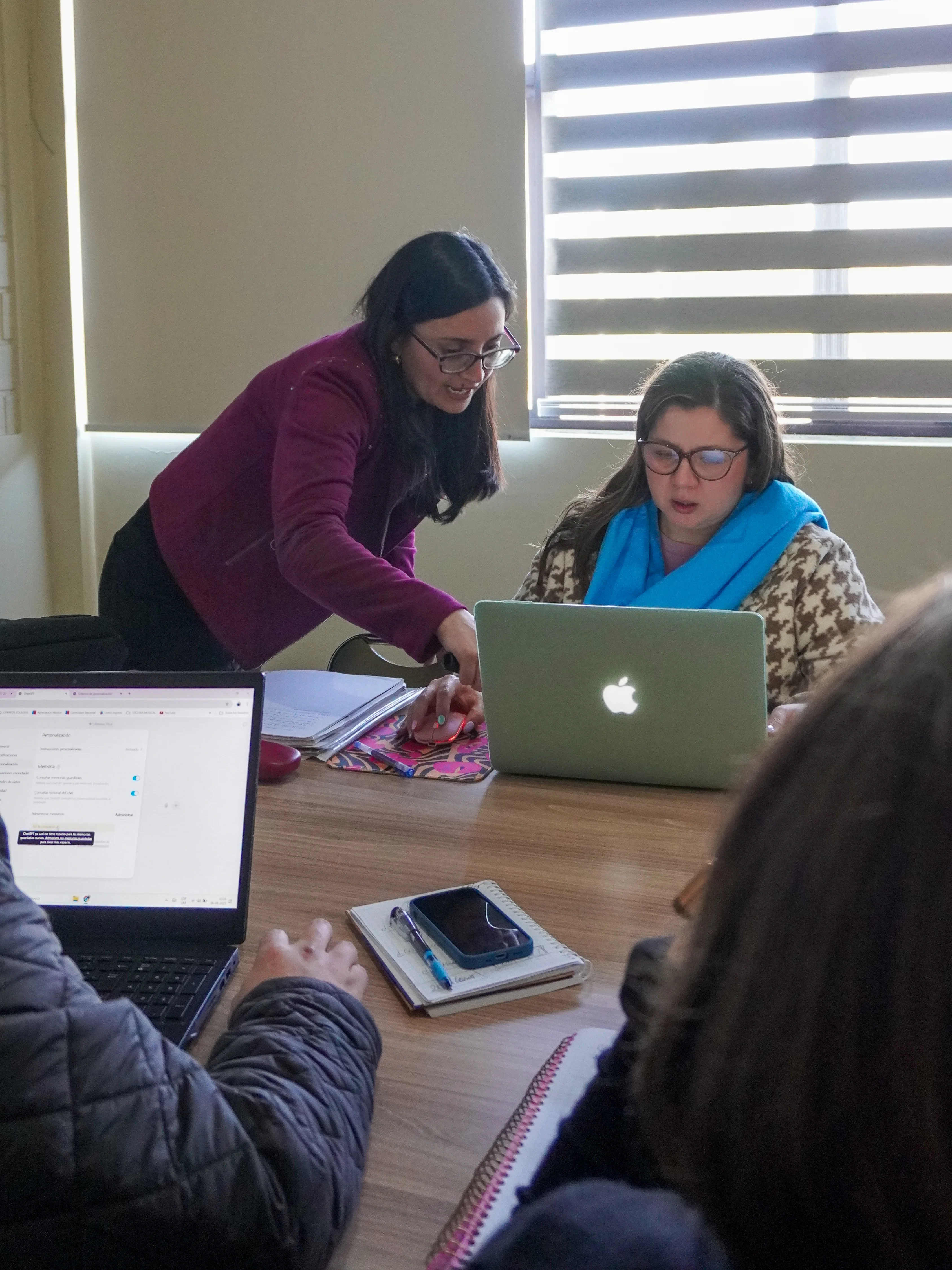 Yasna guiando a docentes