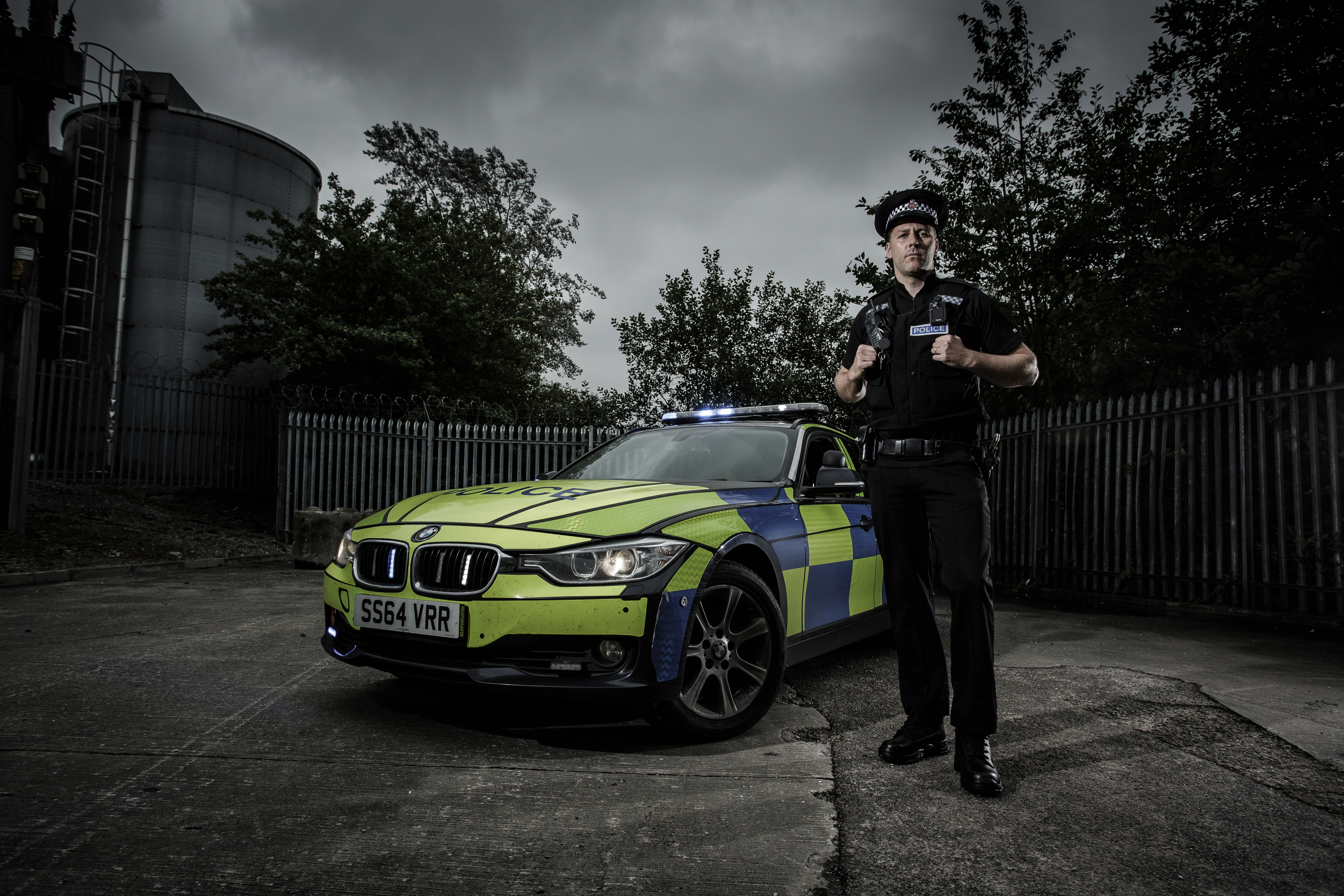 politieagent met politieauto
