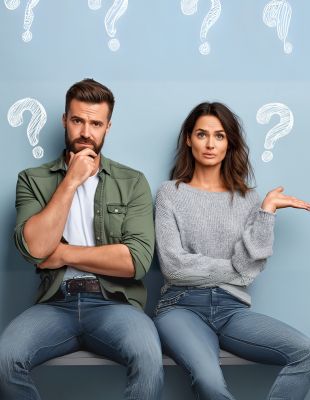 onfused couple sitting apart with question marks above them, symbolising uncertainty, emotional stress, and relationship challenges during divorce. onfused couple sitting apart with question marks above them, symbolising uncertainty, emotional stress, and relationship challenges during divorce.