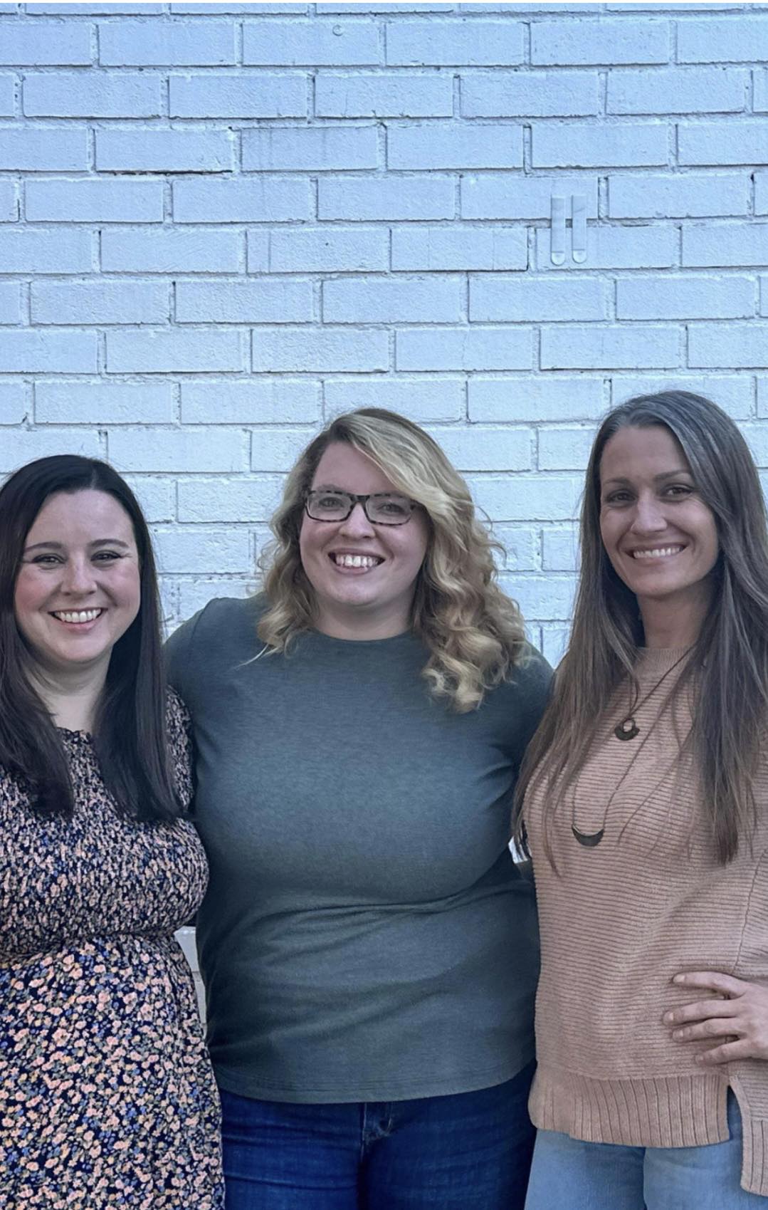 3 ladies posing for a picture
