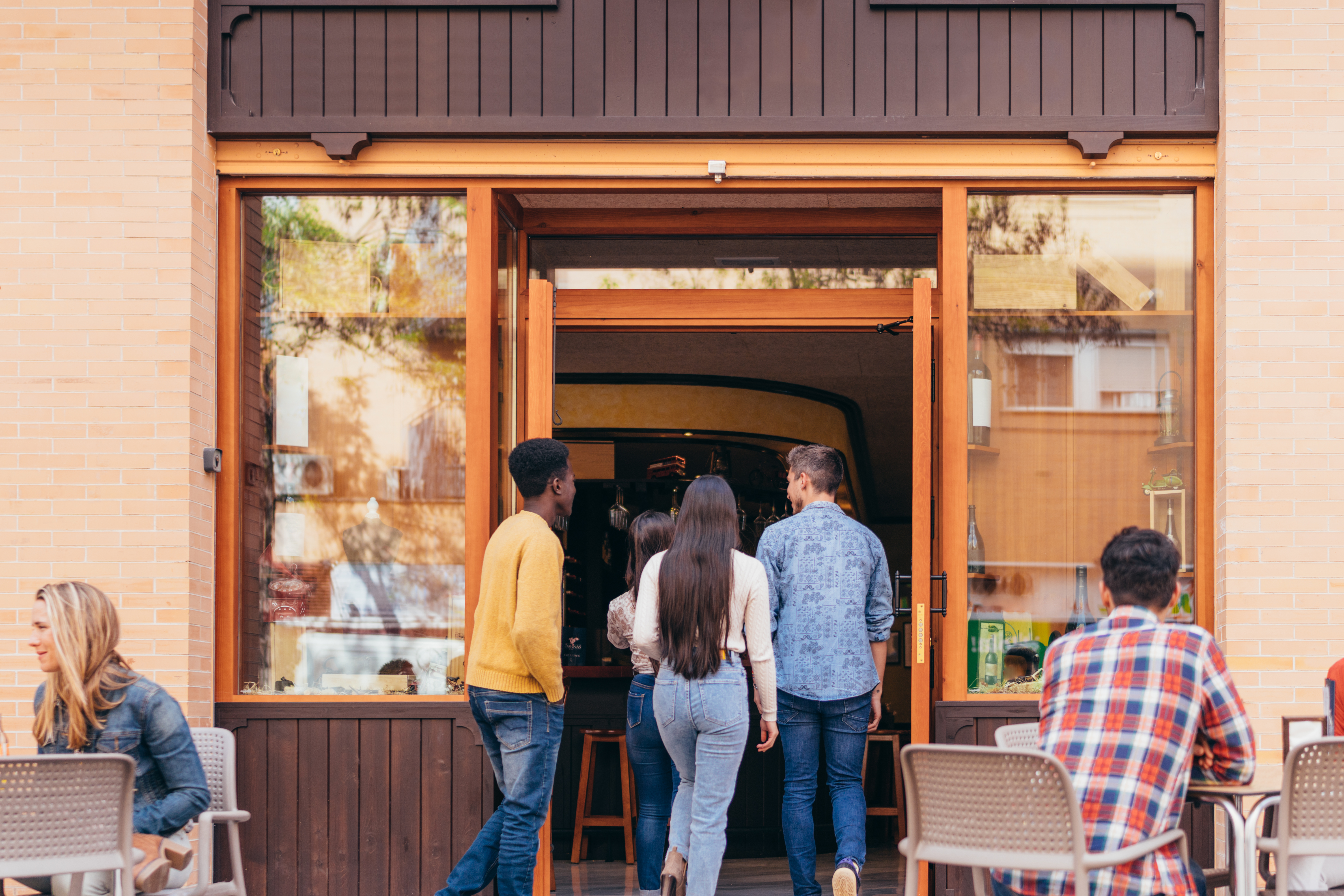 people going into a coffee shop