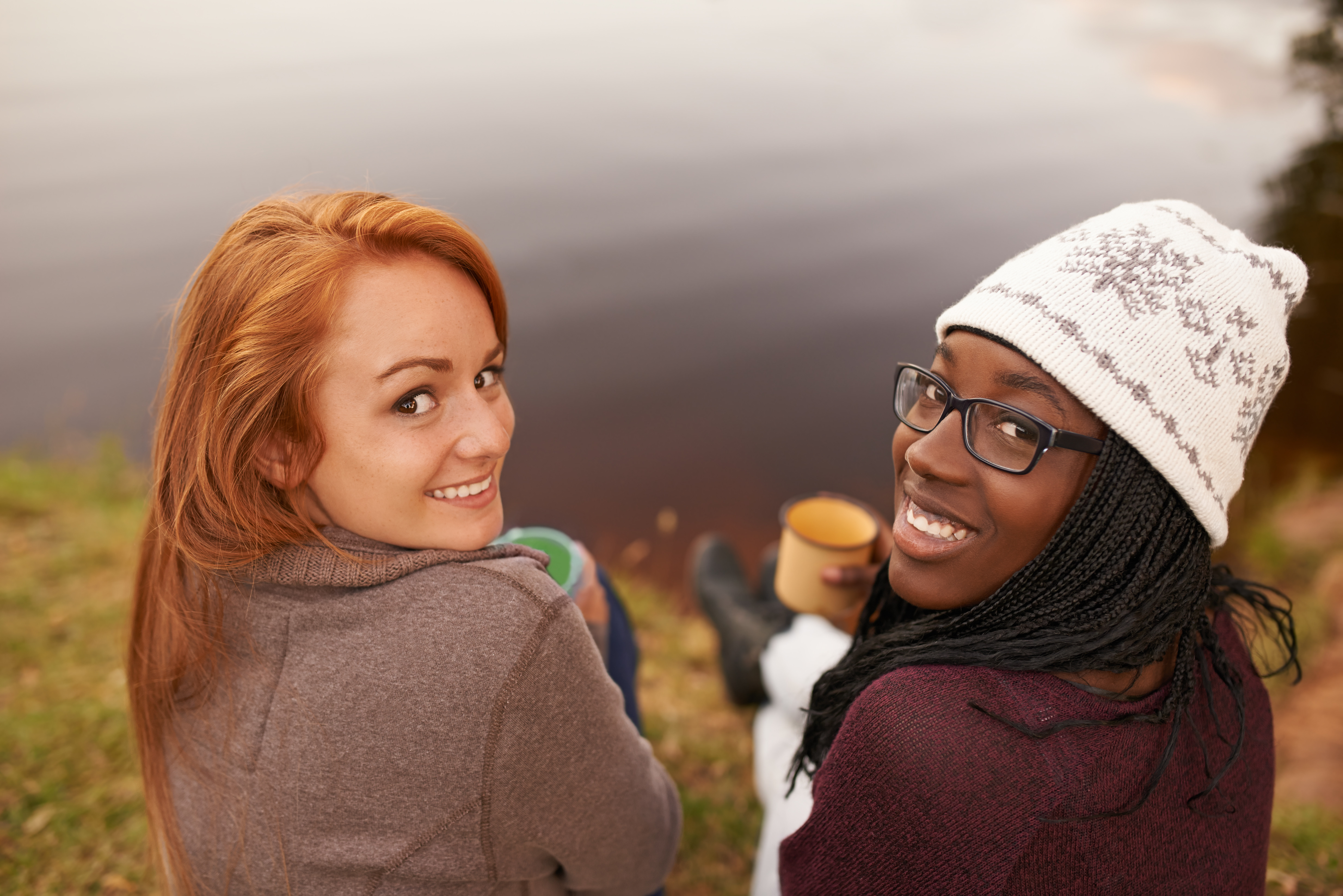 2 friends near the ocean