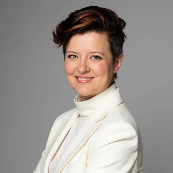 Vanessa Cardenas walking along the Hudson River in Westchester County, reflecting on local relationship coaching work