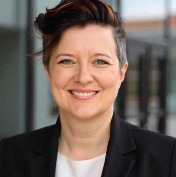 Vanessa Cardenas on a virtual relationship coaching session with a client overseas