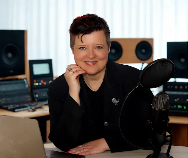 Vanessa Cardenas preparing notes for a relationship coaching intensive session