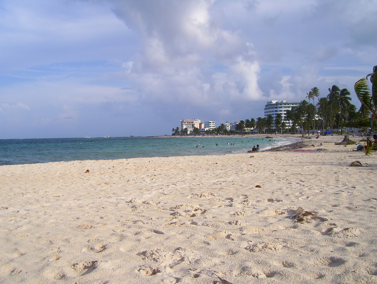 Playa paradisíaca en San Andrés, Colombia, con arena blanca, mar turquesa y cocoteros. Destino ideal para vacaciones en el Caribe colombiano