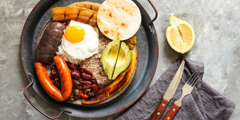 bandeja paisa plato típico colombiano